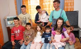Nezavisne u posjeti porodici Radanović: Svojih devetoro djece uče ...
