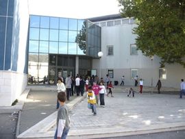Učenik našao 50 hiljada evra i dijelio djeci po školi