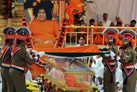 Sahranjen indijski guru Sai Baba