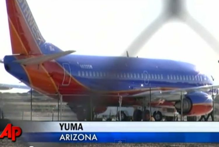 Sletjeli zbog rupe na trupu aviona (Video)