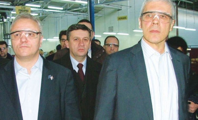 Tadić Dinkiću uručuje fiću
