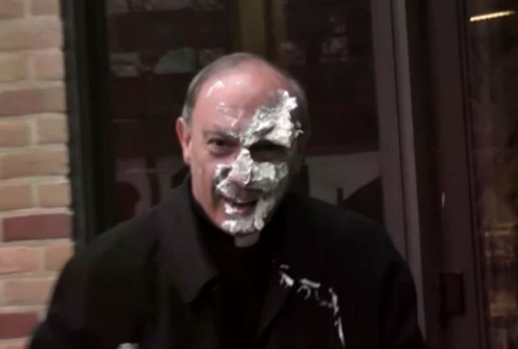 Nadbiskup dobio tortu u lice... četiri puta (Video)