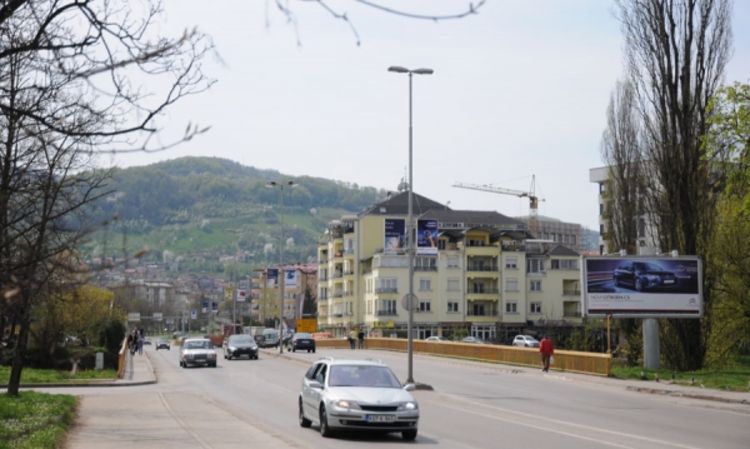 Filmska potjera za crnim BMW-om u Banjaluci: Bježeći od policije zakucao se u banderu na mostu