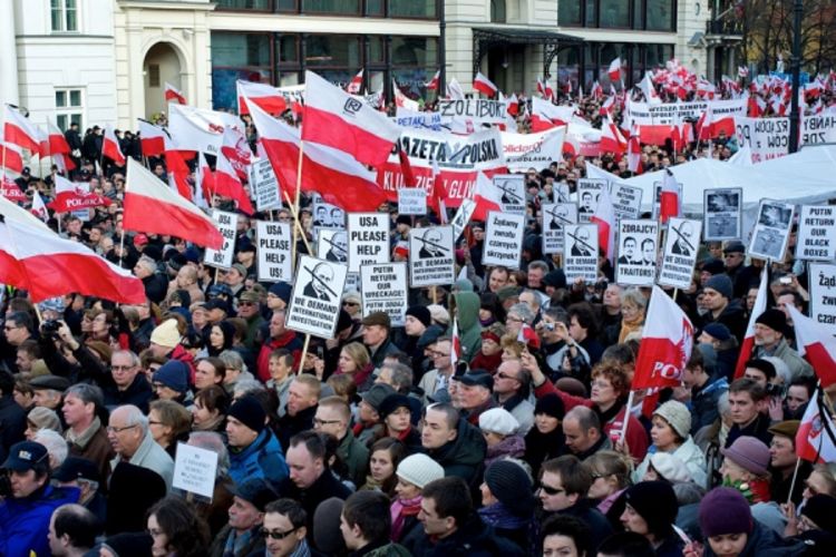 Pomen žrtvama pada aviona u Smolensku se pretvorio u protest