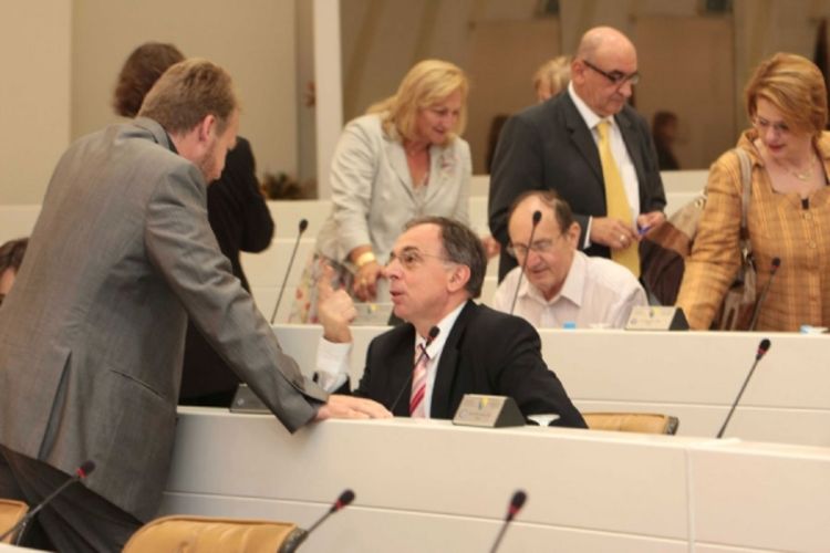 Trošenje novca poslaničkih klubova: Nešto stranci, a nešto i sebi