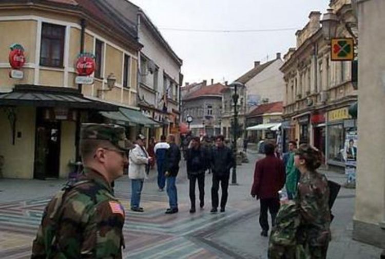 Uhapšeni jer su razbili staklo na knjižari