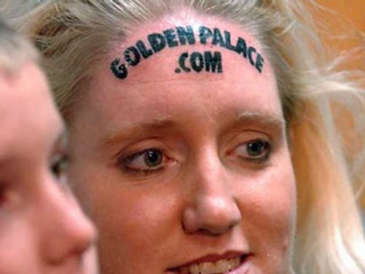 Tetoviranje reklame na čelu