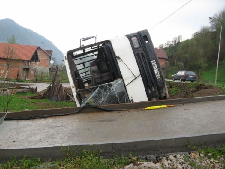 Autobus pun djece sletio s puta