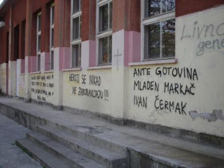 Grafiti sa porukama podrške hrvatskim generalima u Livnu