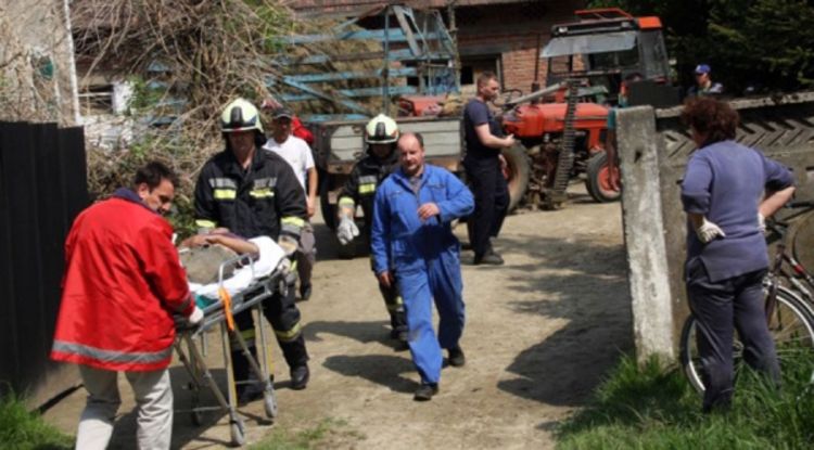 Otkazalo mu srce dok je vozio traktor pa pregazio suprugu i kćerku