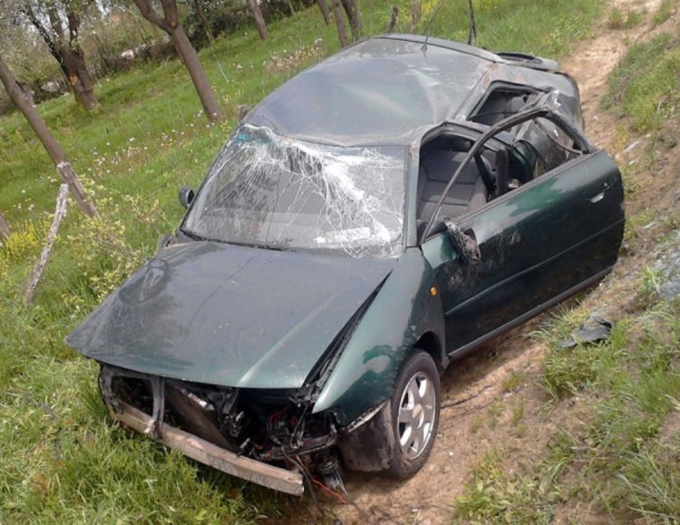 Tri osobe povrijeđene kada je audi sletio sa puta