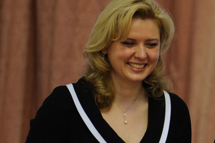 Predsjednica parlamenta sa šest tjelohranitelja kod frizera