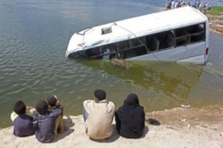 Minibus sletio sa trajekta: Utopilo se najmanje 20 ljudi