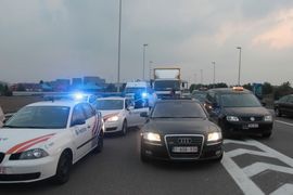 Taksisti kivni na policajca lakog na obaraču