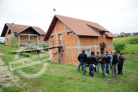 Tragedija u Banjaluci: Osnovac se objesio na tavanu (Foto)