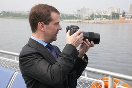 Medvedev smjenjuje zbog kašnjenja u isporukama oružja