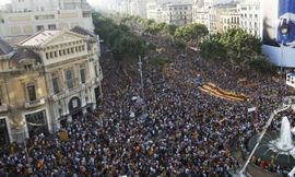 Mladi protestuju na trgu u Madridu