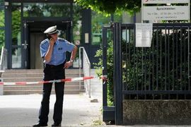 Umjesto dokumenata izvadila nož i ubola policajca