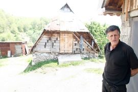 Nezavisne u rodnom selu Ratka Mladića: Generala bi i puškom branili ...