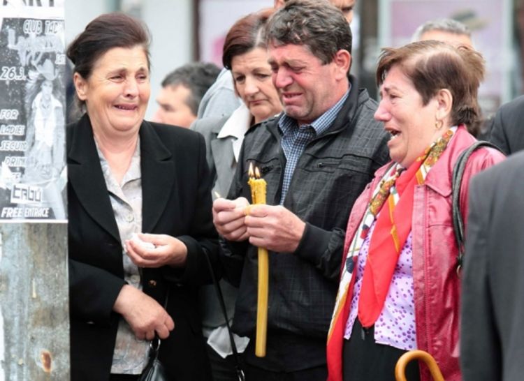 Svijeće i ruže za vojnike JNA