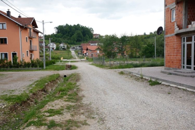 Maloljetnik zbog djevojke ranio komšiju