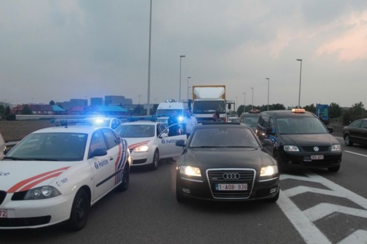 Taksisti kivni na policajca lakog na obaraču