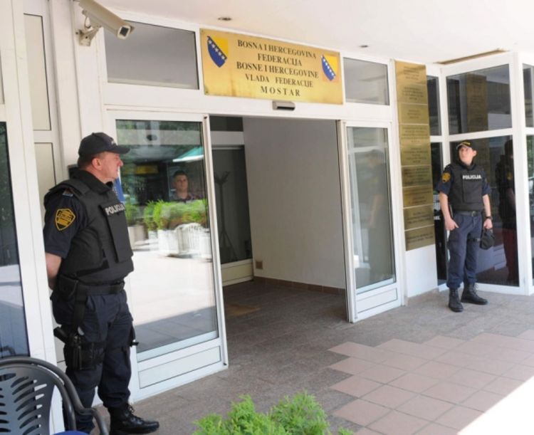 Vladu FBiH čuvaju  specijalci u pancirima