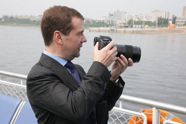 Medvedev smjenjuje zbog kašnjenja u isporukama oružja