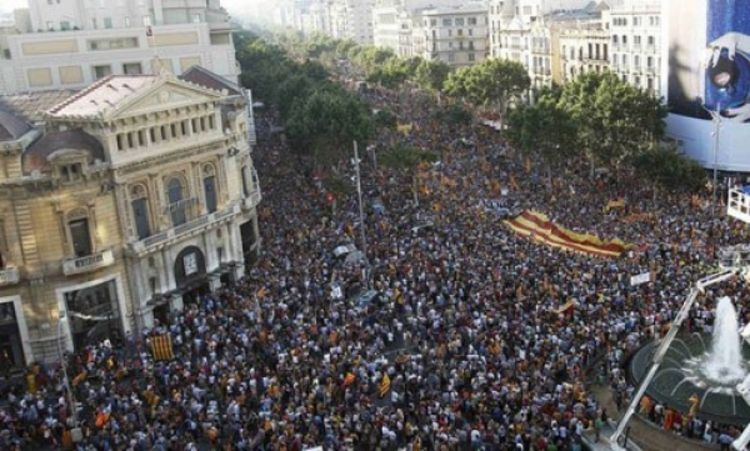 Mladi protestuju na trgu u Madridu