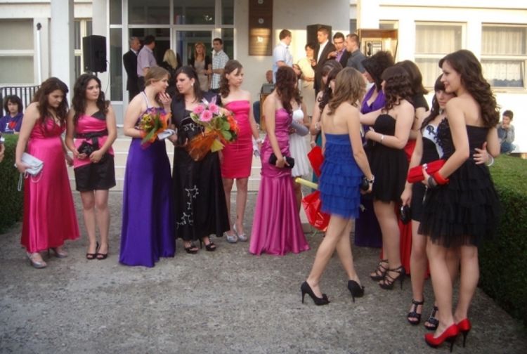 Defile maturantkinja u Petrovu