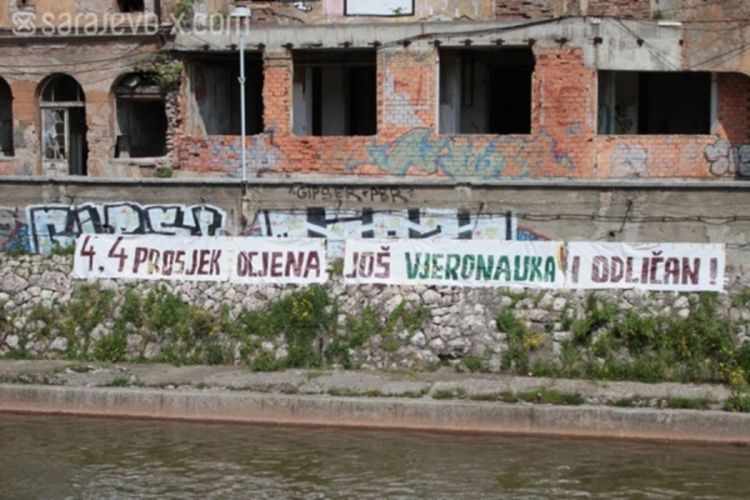 Transparent podrške Suljagiću "4,4 prosjek ocjena, još vjeronauka i odličan"