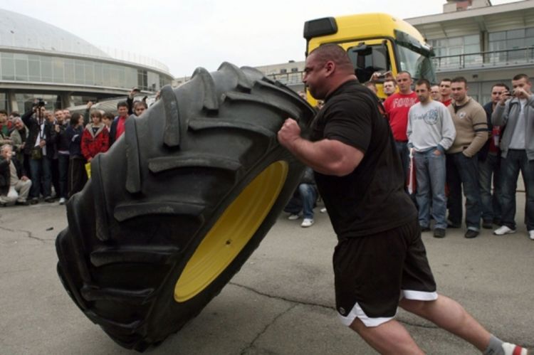Ervin Katona vukao traktor težak 7,5 tona