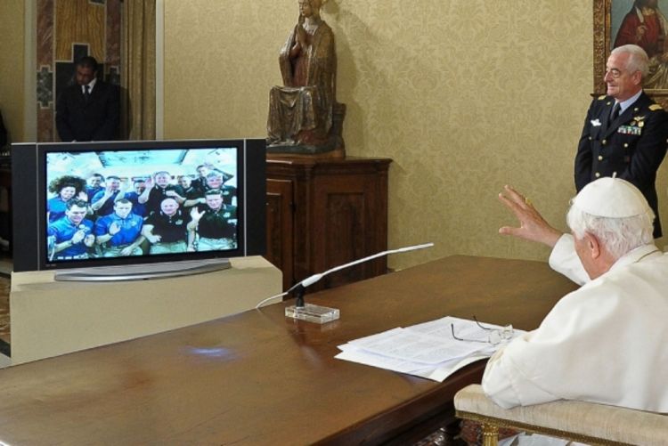 Papa razgovarao sa astronautima iz Međunarodne svemirske stanice