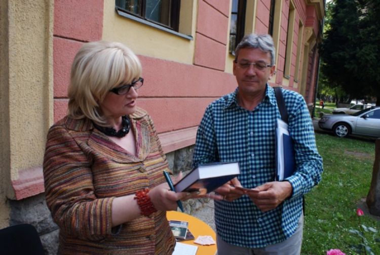 U nedostatku prostora, štandovi na ulici