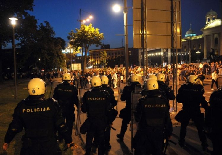 Privedeno 180 demonstranata, povrijeđeno 11 građana i 32 policajca (Video)