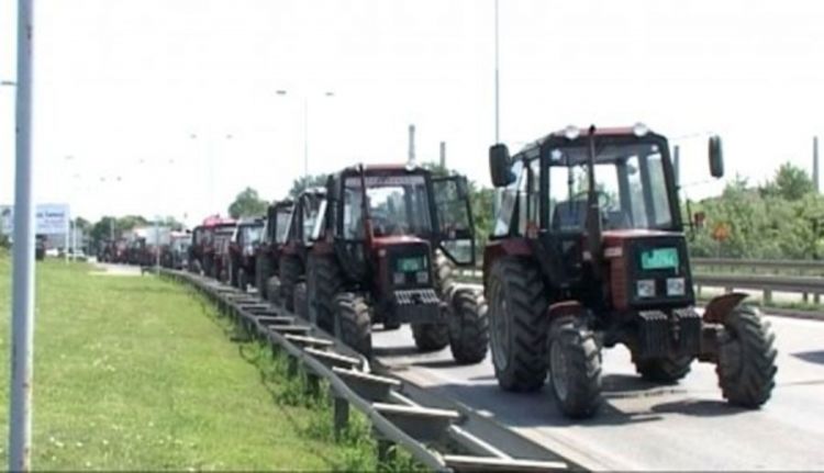 Poljoprivrednici traktorima blokirali put prema Beogradu