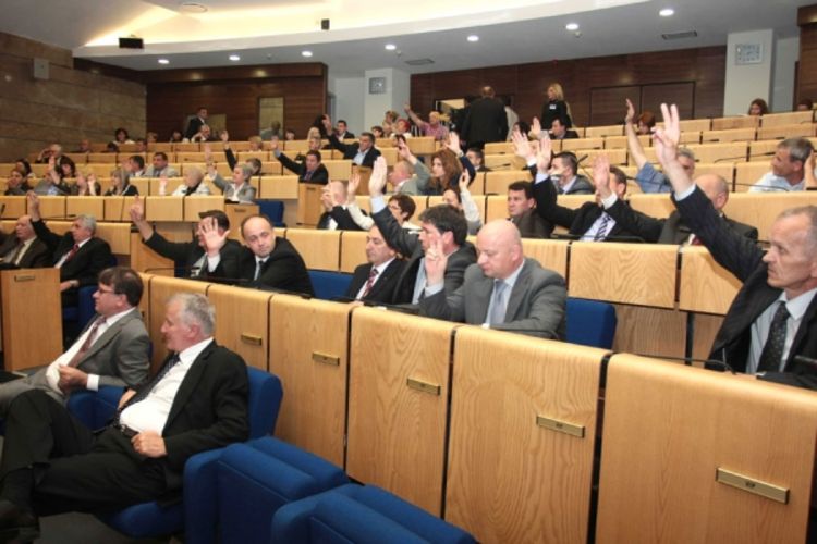 U skupštinskim klupama i delegati dva HDZ-a