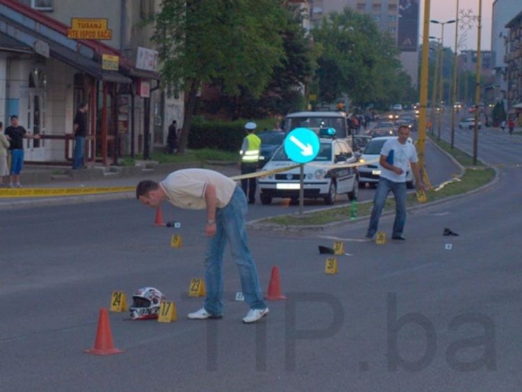 Poginuli vozač mercedesa i motociklista
