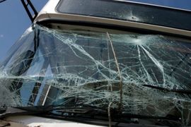 Kamenovan autobus sa srpskim učenicima