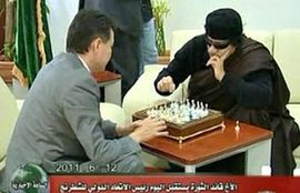 Gadafi igra šah dok njegove snage napreduju u Zaviji (Video)