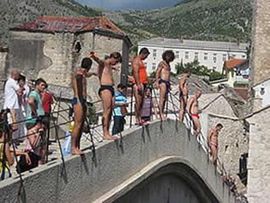 Rekordan broj skakača na skokovima sa Starog mosta u Mostaru