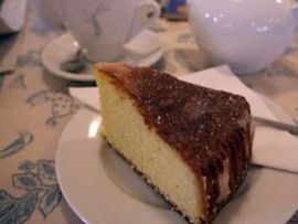 Na aukciji komad torte star 30 godina