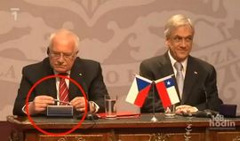 Slovaci Klausu zbog krađe penkala ipak poklanjaju manžete (Video)