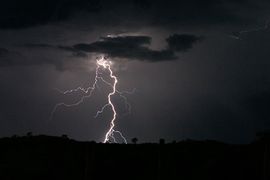 U udaru groma poginulo 18 učenika i nastavnik