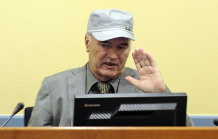 Generalska arogancija Ratka Mladića: Digni ti papire, možda mala ima kratku suknju