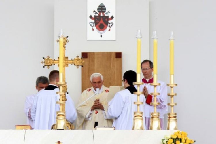Papu na Hipodromu dočekalo 300.000 vjernika (Foto)