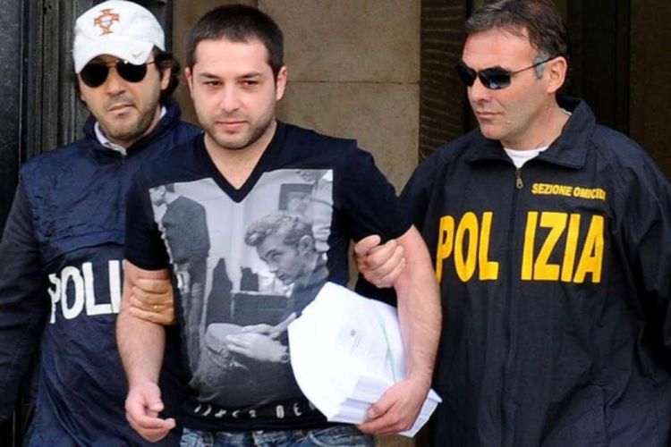 Vjernost mafiji zapečaćena poljupcem