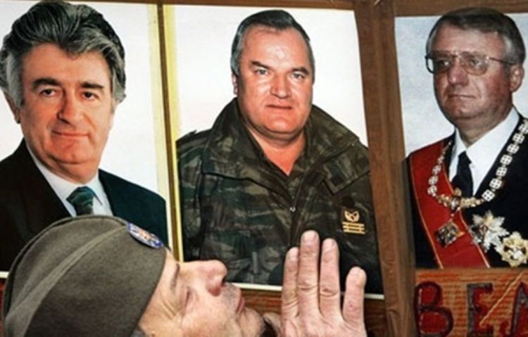 Mladića u dnevnoj sobi dočekao Šešelj