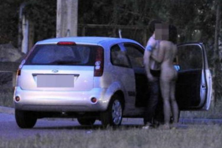 Par se poseksao na parkiralištu (Foto)
