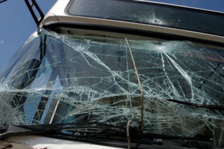 Kamenovan autobus sa srpskim učenicima